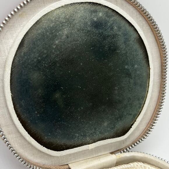 Vintage 1930's or 40's Leather Powder Compact - Picture 7 of 11